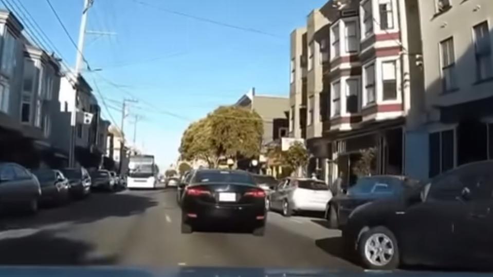 汽車駕駛行駛在馬路上，沒想到旁邊突然衝出一輛黑車。（圖／爆廢公社公開版）