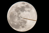 Superbe cliché d'un avion en vol lors d'une pleine lune visible depuis Nuremberg en Allemagne. (Photo : Daniel Karmann / dpa / AFP)