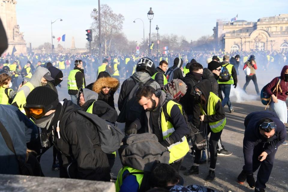 <p>Aux alentours de 17h, la situation s’est de nouveau tendue du côté des Invalides à Paris. Des heurts entre une partie des manifestants et forces de l’ordre ont éclatés, les jets de projectiles des uns répondant ceux des grenades lacrymogènes des autres (et inversement).<br>(Crédit : Getty Images) </p>