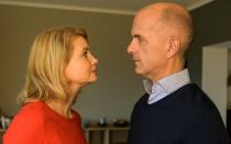 Darüber hinaus kristallisierte sich die Kombination von Christoph Maria Herbst und Annette Frier über die letzten Jahre als Erfolgsgespann heraus. Zunächst stellte das Duo bis 2019 in der ARD-Filmreihe "Hotel Heidelberg" sein Können unter Beweis, danach zankten sich Herbst und Frier in der unterhaltsamen ZDF-Serie "Merz gegen Merz", die kürzlich eine Filmfortsetzung bekam. (Bild: ZDF / Martin Valentin Menke)