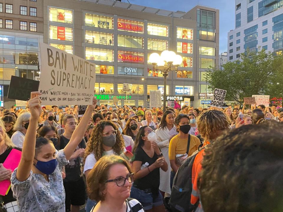 La multitud en un evento proaborto en Union Square en la ciudad de Nueva York el viernes (The Independent)