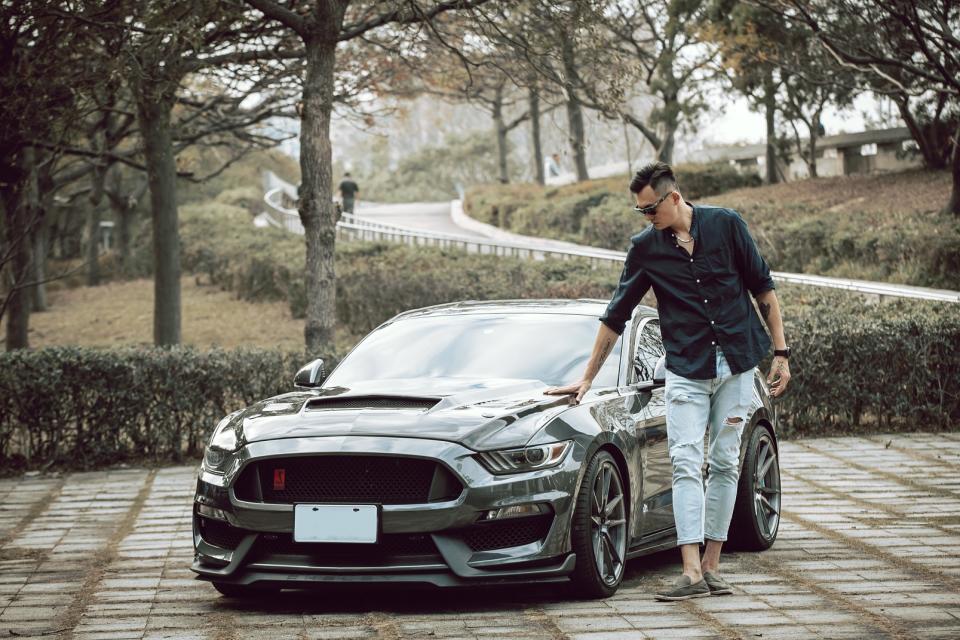 【名人聊愛車】新竹街口攻城獅球星吳岱豪獨鍾福特Ford Mustang EcoBoost 320，因這3優點：加速快、引擎有力、價格相對親民！