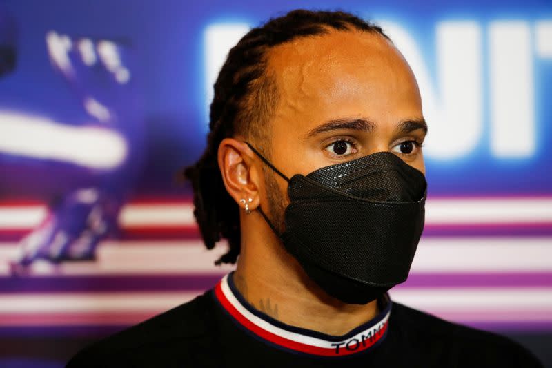 FOTO DE ARCHIVO. El piloto de Mercedes, Lewis Hamilton, habla con la prensa, en Austin, Texas, EEUU