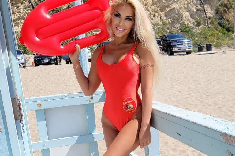 Personificada como la Barbie baywatch