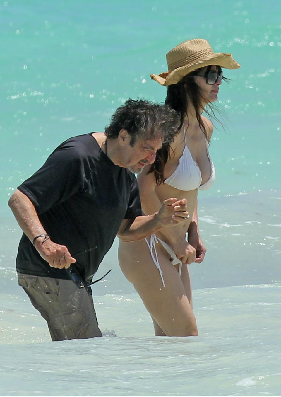 <p>Al Pacino fue captado por los paparazzi en la playa junto a su joven novia/Splash News </p>