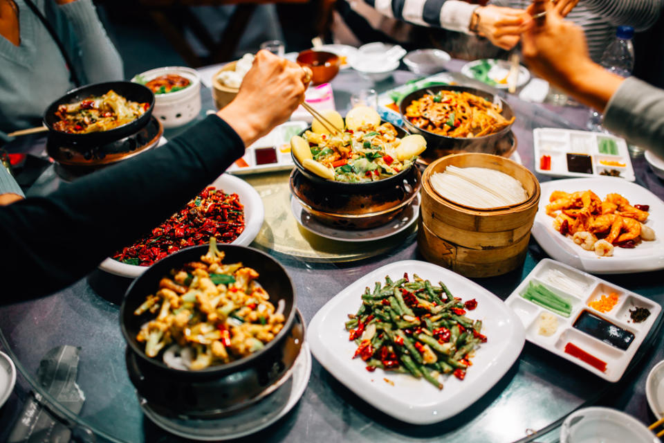 許多企業會在年底舉辦尾牙，犒賞員工一年來的辛勞。(示意圖／shutterstock)