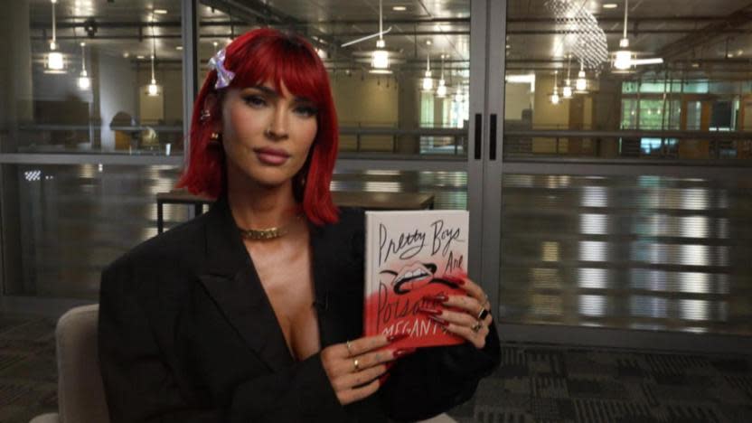 Megan Fox con su libro 'Pretty Boys Are Poisonous' (Foto: Good Morning America)