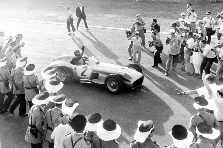 Fangio celebra haber ganado el Gran Premio de Argentina de  Fórmula 1, el 16 de enero de 1955 en Buenos Aires.