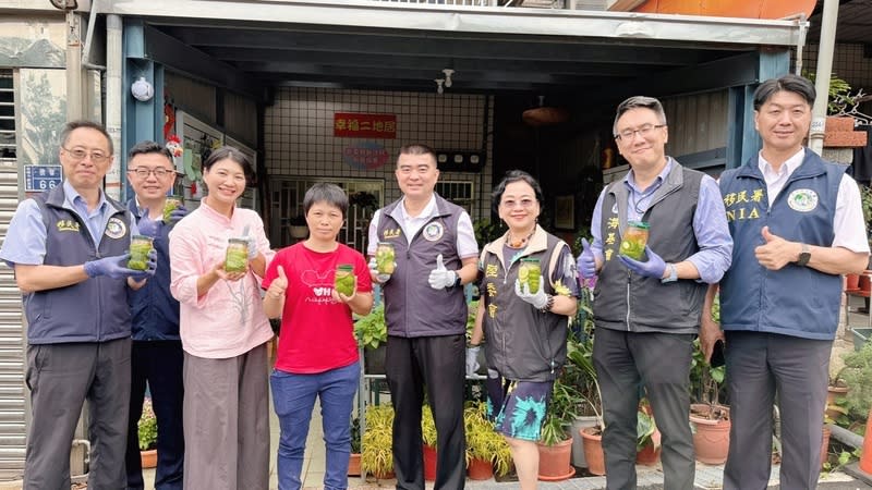 移民署行動列車訪苗栗新住民 移民署副署長林宏恩（右4）27日與陸委會、海基會 等單位代表一同到苗栗縣訪視新住民，他說，新住民 讓台灣更多元美好，新住民已是台灣社會不可或缺的 一股力量。 （移民署苗栗縣服務站提供） 中央社記者管瑞平傳真  113年9月27日 