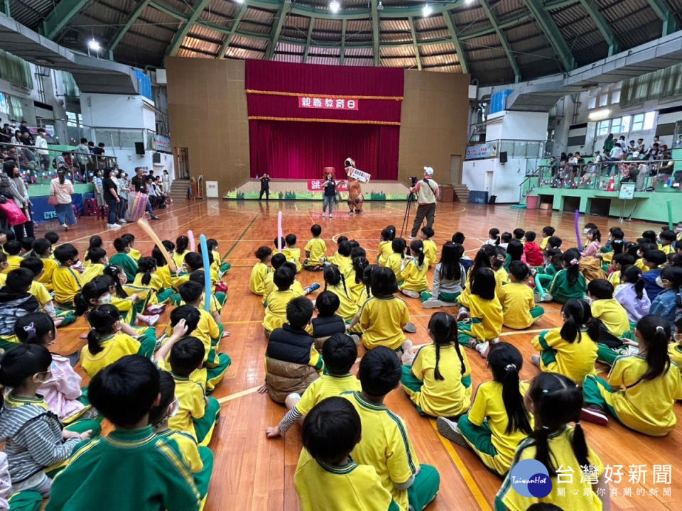 壢警前進林森國小親職教育日，犯罪預防宣導更揪學生與「龍」共舞。