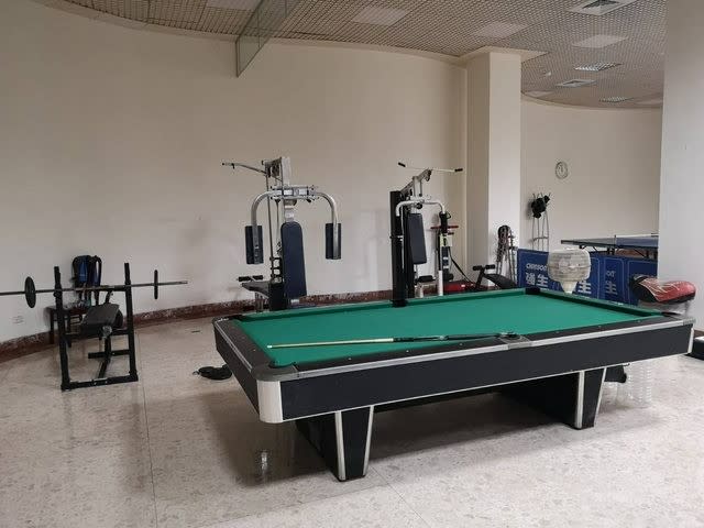 趙女被控住在嘉義市議會後棟北港會館，此為同型的玉山會館，擁有健身空間及撞球桌。翻攝PTT