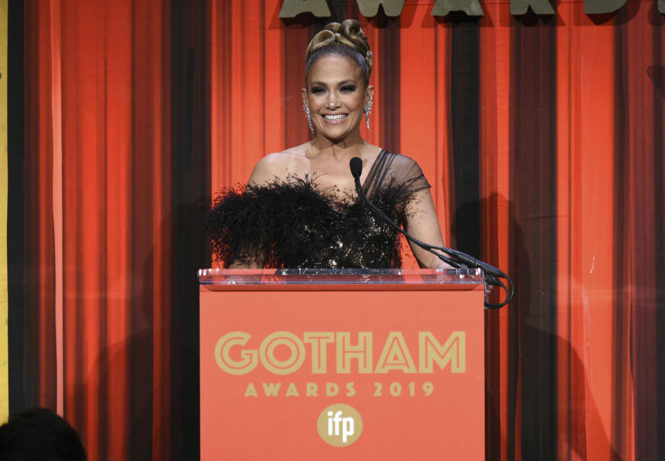 Jennifer López presenta el premio al mejor actor durante la ceremonia de los premios Gotham, el lunes 2 de diciembre del 2019 en Nueva York. (Foto por Evan Agostini/Invision/AP)