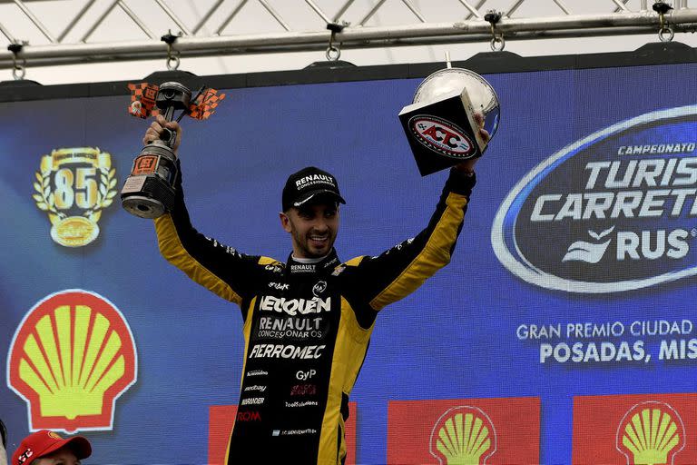 Juan Cruz Benvenuti festeja en el podio del autódromo Rosamonte, de Posadas; con la victoria ascendió al tercer puesto del campeonato de Turismo Carretera