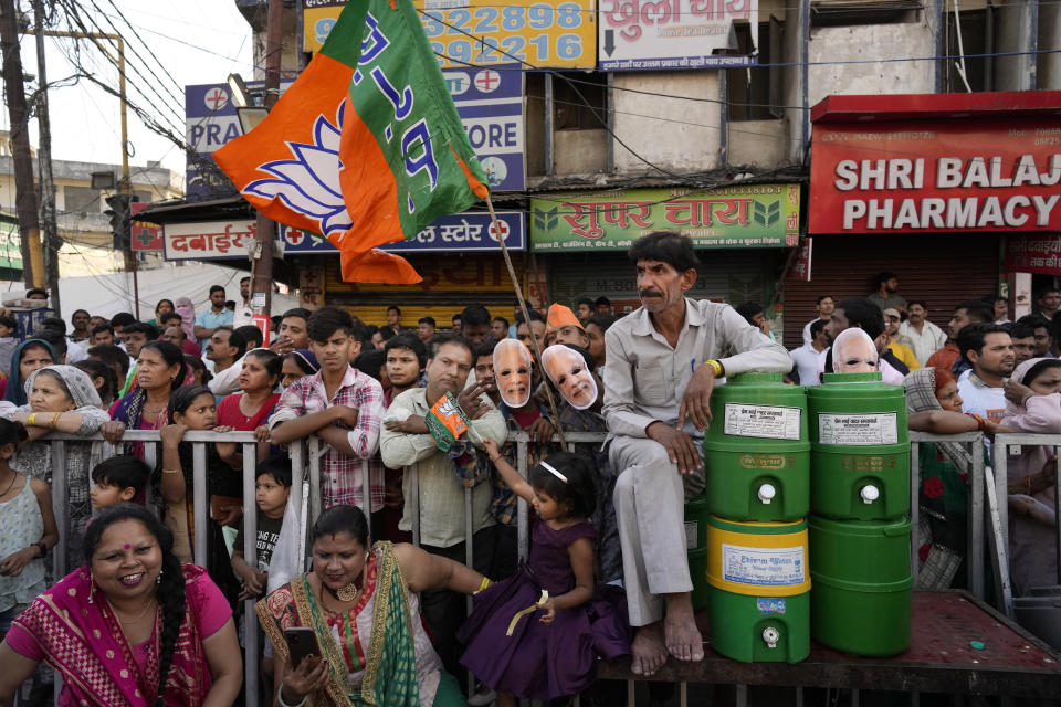 FILE- People wait at a crossroad to cheer Indian Prime Minister Narendra Modi during an election campaign of Bharatiya Janata Party (BJP) for the upcoming national elections in Ghaziabad, India, April 6, 2024. (AP Photo/ Manish Swarup, File)