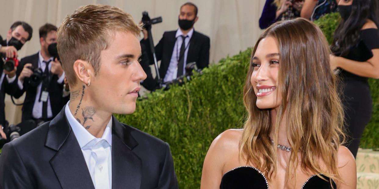 new york, new york september 13 justin bieber and hailey bieber attend the 2021 met gala celebrating in america a lexicon of fashion at metropolitan museum of art on september 13, 2021 in new york city photo by theo wargogetty images