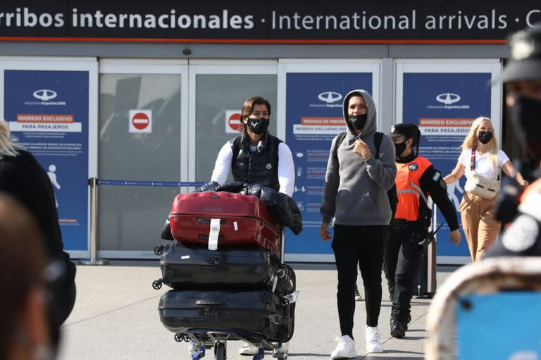 Llegada de pasajeros argentinos del exterior en el primer día de nueva flexibilización en las restricciones de vuelos