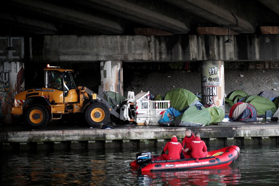 <p>Ein provisorisches Zeltlager von Asylsuchenden in Paris wird abgebaut, während die französische Polizei Hunderte Flüchtlinge evakuiert. (Bild: REUTERS/Benoit Tessier) </p>