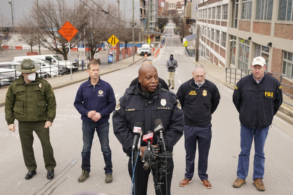 El jefe de la policía de Nashville John Drake habla en una conferencia de prensa el viernes, 25 de diciembre del 2020. Una explosión sacudió las calles mayormente vacías del centro de Nashville la mañana del viernes, destrozando ventanas, dañando edificios e hiriendo a tres personas. Las autoridades piensan que la explosión fue intencional. (AP Foto/Mark Humphrey)