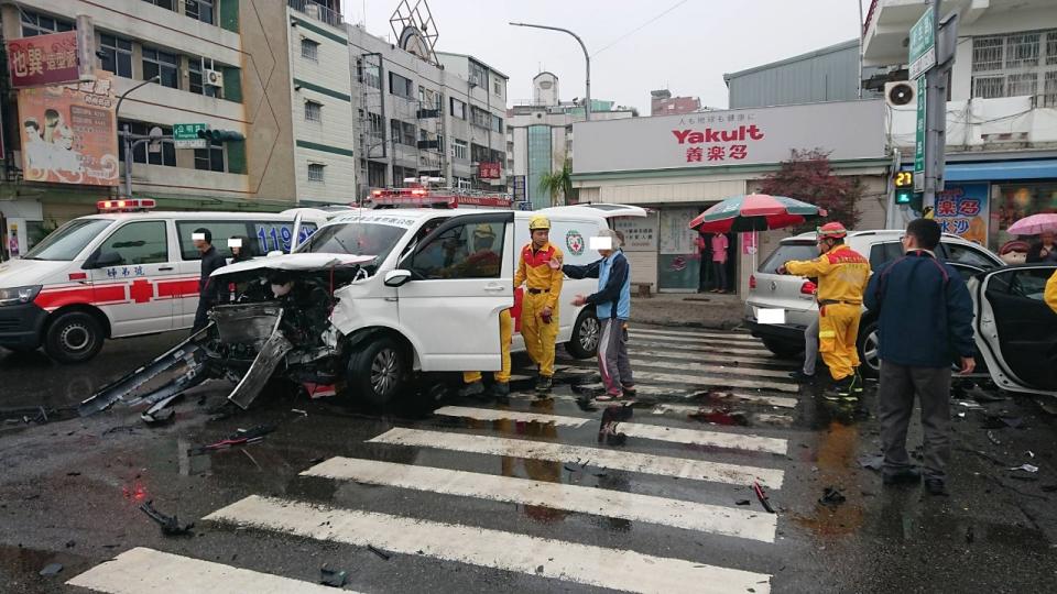 ▲嘉義市載送孕婦轉送台中待產的救護車在路口發生連撞車禍。（圖／嘉義市消防局提供）