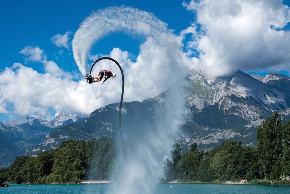 Mit spektakulären Figuren demonstriert ein Mann im Schweizer Ort Sion seine Fähigkeiten auf einem sogenannten „Flyboard“. (Bild: Olivier Maire/Epa)