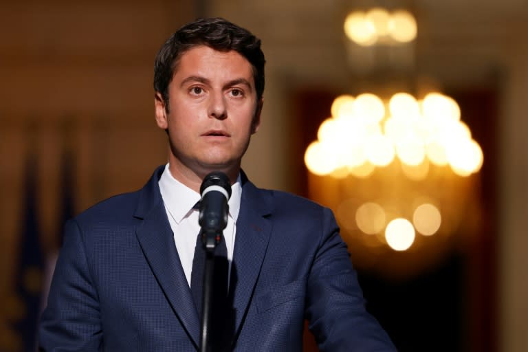 Le Premier ministre Gabriel Attal fait une déclaration à l'hôtel Matignon après l'annonce des résultats du 1er tour des législatives donnant le RN largement en tête, le 30 juin 2024 à Paris (Ludovic MARIN)