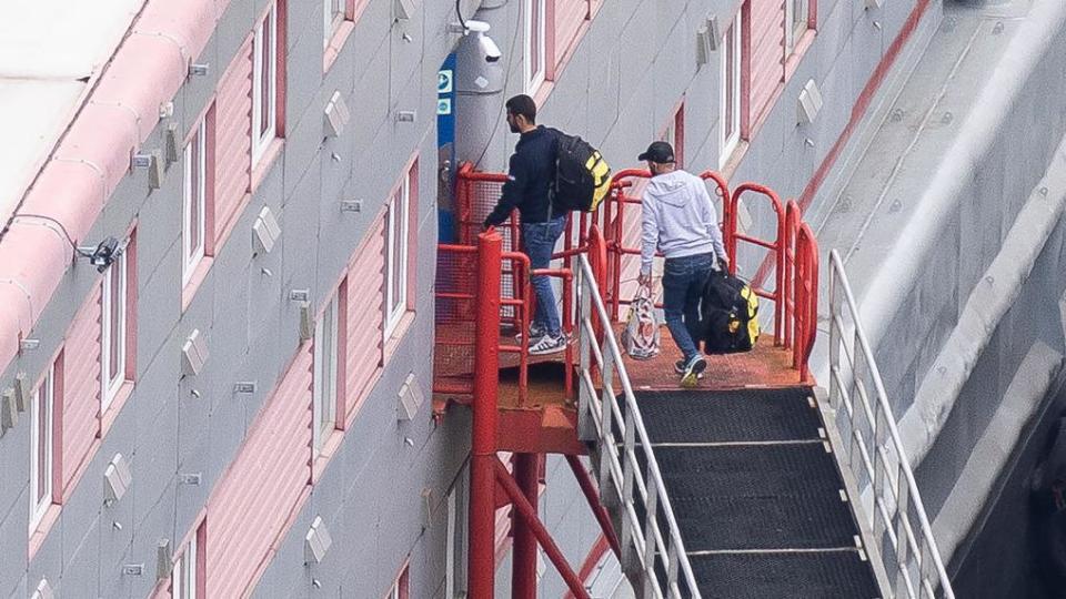 Hombres subiendo a la barcaza. 