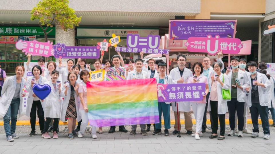 高雄長庚醫院攜手台灣愛滋病學會與台灣愛滋病護理學會一起響應挺愛滋患者活動。（記者吳門鍵攝）