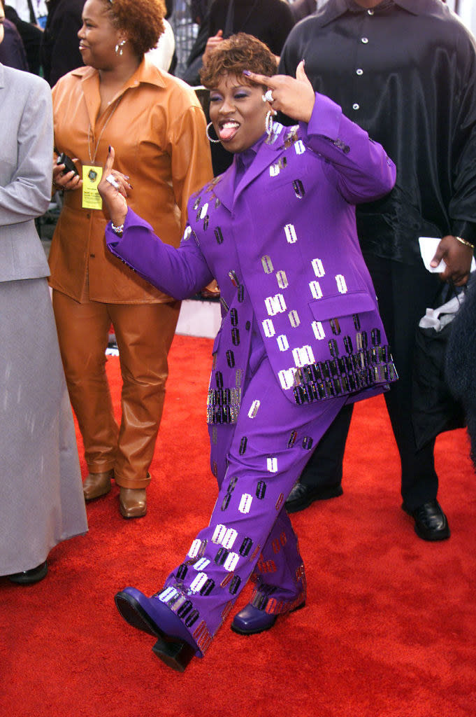 Missy Elliott giving the middle finger and wearing a suit with razor blades on it on the red carpet