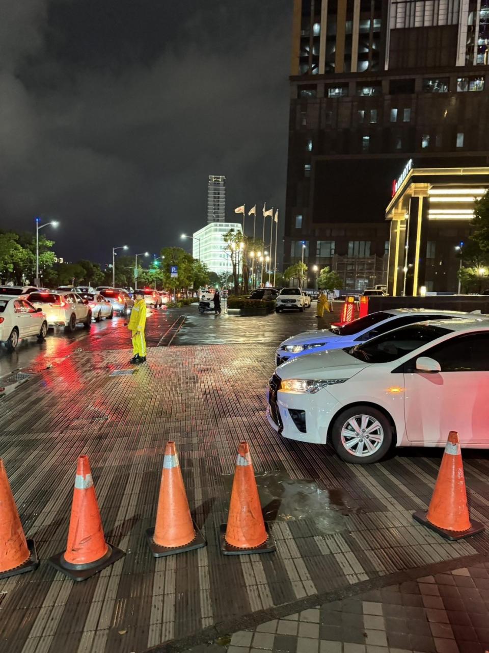 高雄義享天地昨因地下室停車場大塞，造成購物逛街民眾慘困，引起抱怨，有人氣到在網路留負評，直批像被「軟禁」。民眾提供