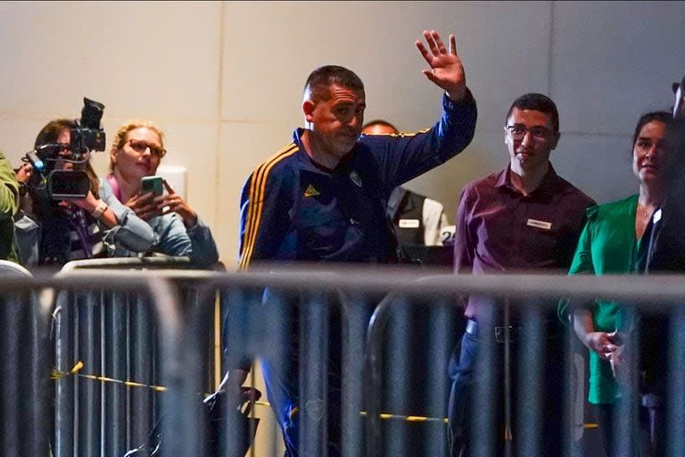 Riquelme y un saludo a hinchas de Boca en los alrededores de su alojamiento en Rio de Janeiro