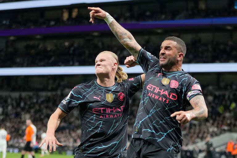 Erling Haaland y Kyle Walker festejan el segundo gol de Manchester City ante Tottenham, para soñar con el tetracampeonato