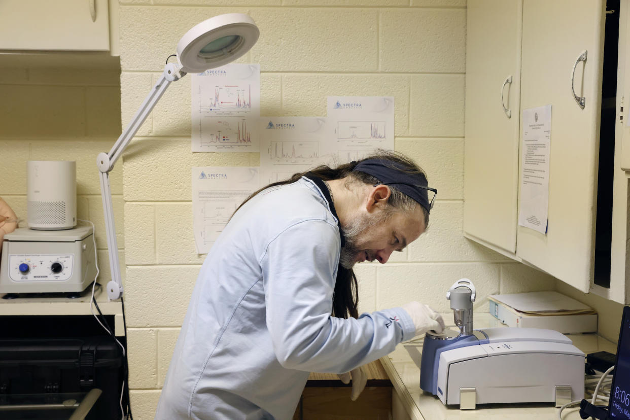 Don Jackson trabaja con un espectrómetro de masas para probar el verdadero contenido de varias drogas en la Unión de Sobrevivientes de Carolina del Norte en Greensboro, Carolina del Norte, el 7 de mayo de 2021. (Travis Dove/The New York Times)