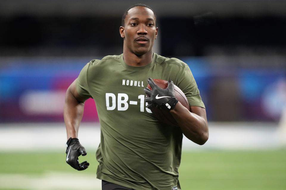 Mar 1, 2024; Indianapolis, IN, USA; Notre Dame defensive back Cam Hart (DB15) works out during the 2024 NFL Combine at Lucas Oil Stadium. Mandatory Credit: Kirby Lee-USA TODAY Sports