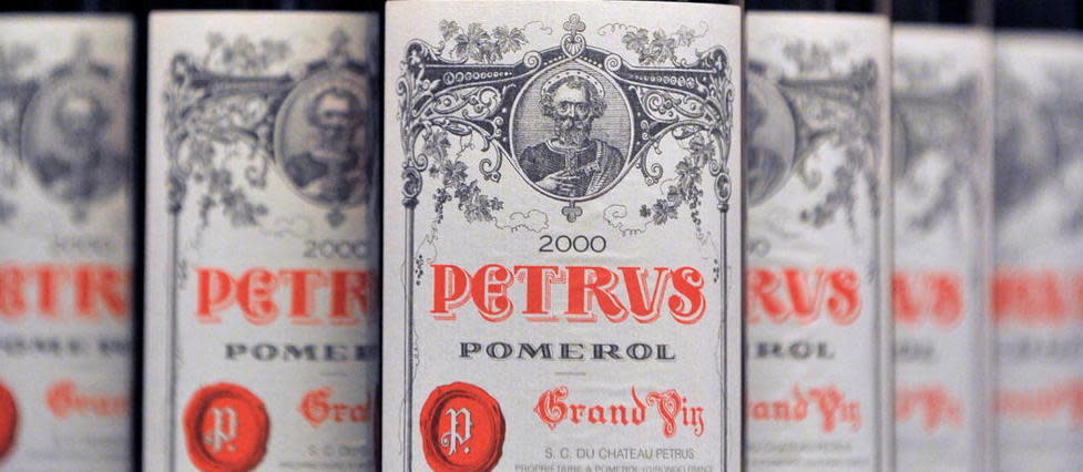 Une bouteille classique de Petrus 2000, considéré comme un grand millésime, se négocie aujourd'hui aux environs de 4 500 euros.
