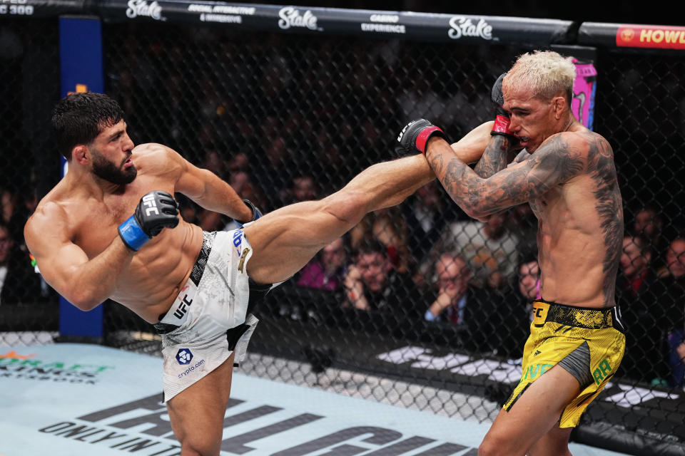 Tras su victoria ante Charles Oliveira (short amarillo), el armenio Arman Tsarukyan (short blanco) buscará el título ante Islam Makhachev. (Foto: Jeff Bottari/Zuffa LLC via Getty Images)