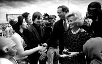 <p>20th Century Fox owner Marvin Davis and wife Barbara were greeted by <i>Star Wars</i> characters at the premiere of the movie in Denver on May 26, 1983. (Photo: Denver Post/Getty Images)</p>