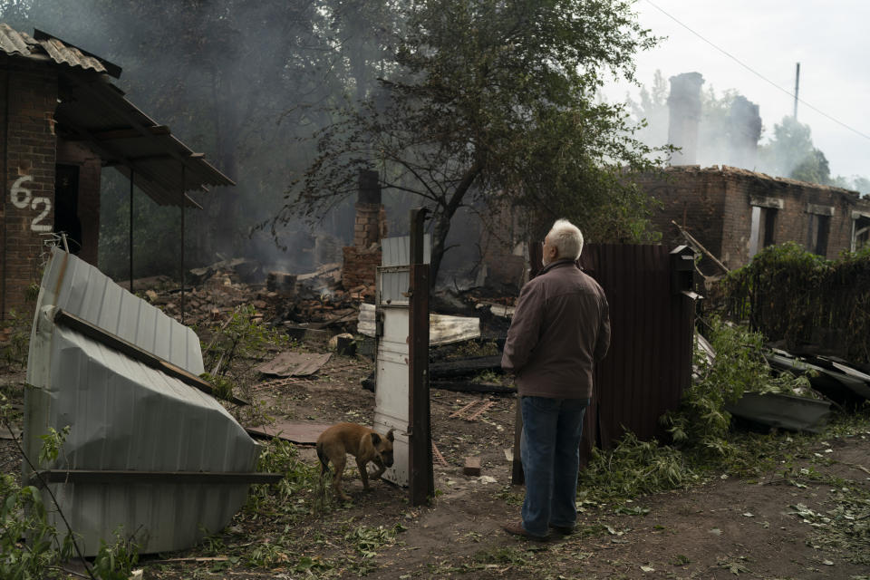 Oleksander Zaitsev, de 67 años, mira la casa donde un amigo suyo fue encontrado muerto después de un ataque ruso, el domingo 11 de septiembre de 2022, en la región de Pokrovsk, Ucrania. (Foto AP/Leo Correa)