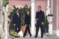 El rey Felipe VI acudió con Letizia a despedirse de su tía. Aquí les vemos a los dos junto a Fernando Gómez-Acebo, uno de los cinco hijos de Pilar de Borbón. (Foto: Carlos R. Alvarez / Getty Images)