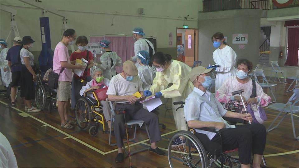 台中64處快打站開打！85歲以上長者優先接種　盧秀燕秀出保冷設備確保疫苗品質無虞