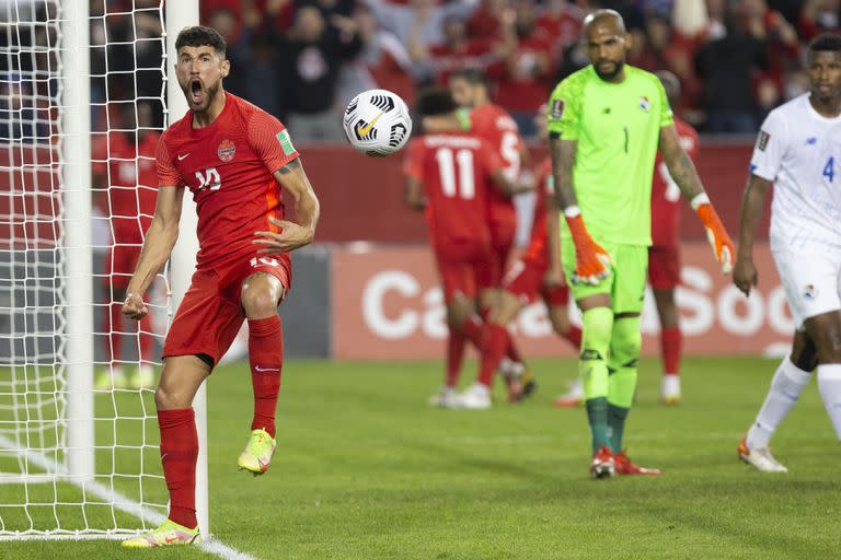 Jonathan Osorio, de la selección canadiense, festeja tras anotar ante Panamá, durante el partido de la eliminatoria al Mundial, realizado el miércoles 13 de octubre de 2021 en Toronto (Chris Young/The Canadian Press via AP)