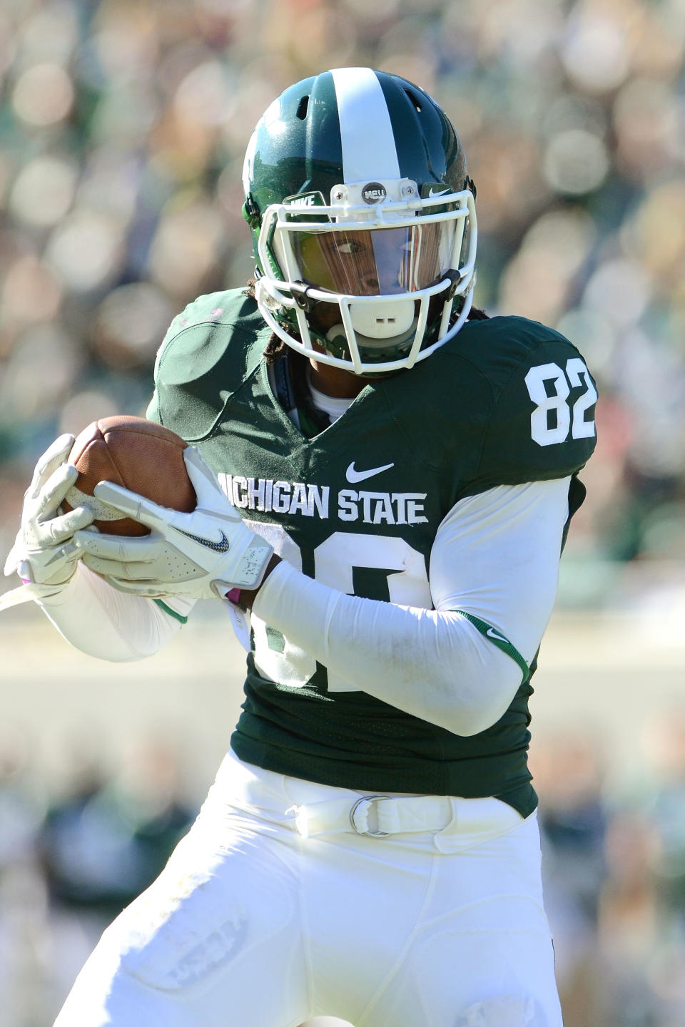 EAST LANSING, MI - NOVEMBER 05: Keshawn Martin #82 of the Michigan State Spartans catches a pass from Kirk Cousins #8 in the 2nd quarter of the game against the Minnesota Golden Gophers at Spartan Stadium on November 5, 2011 in East Lansing, Michigan. (Photo by Mark A. Cunningham/Getty Images)