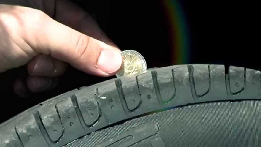 La mejor forma de medir el desgaste del neumático es con una moneda.
