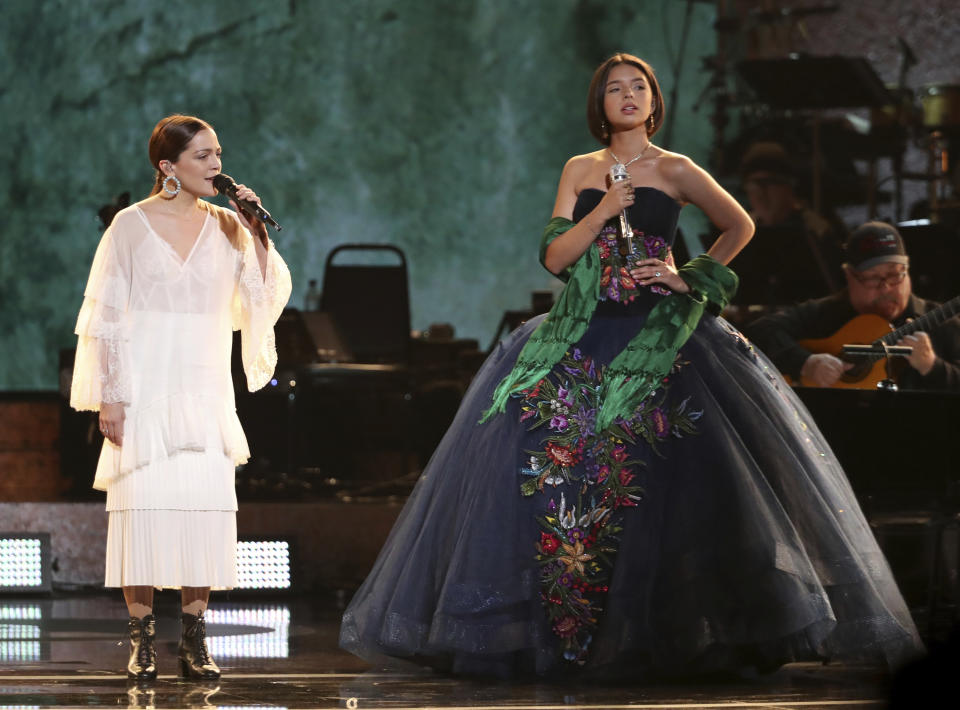 Natalia Lafourcade, a la izquierda, y Angela Aguilar interpretan "La llorona" en la Premiere de los Grammy, el domingo 10 de febrero del 2019 en Los Angeles. (Foto por Matt Sayles/Invision/AP)