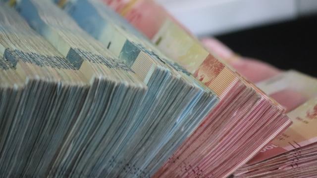 For love or money? Banknote bouquet gets mixed reactions