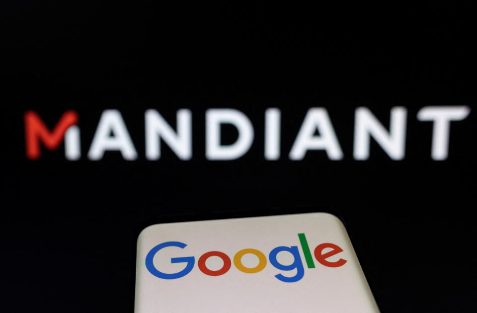 На этой иллюстрации, сделанной 8 марта 2022 года, логотип Google виден на смартфоне перед логотипом Mandiant. REUTERS/Dado Ruvic/Illustration