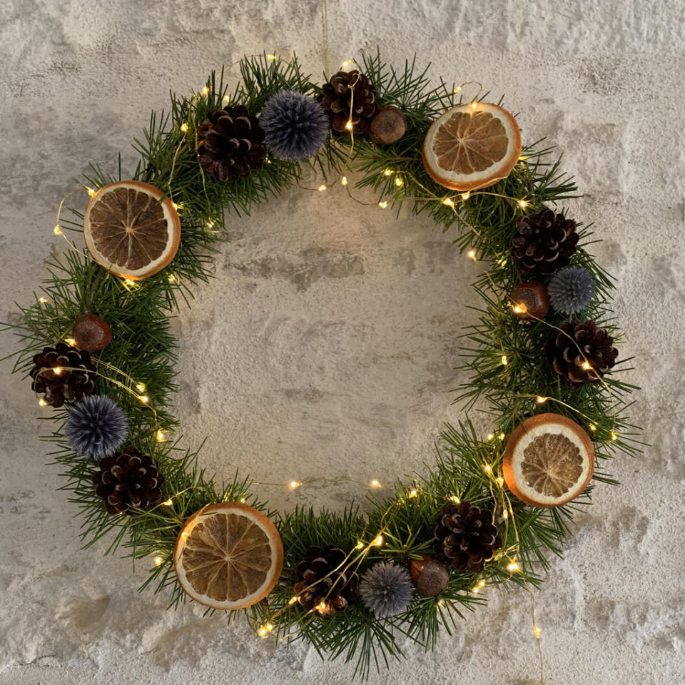 Une couronne avec des pommes de pin