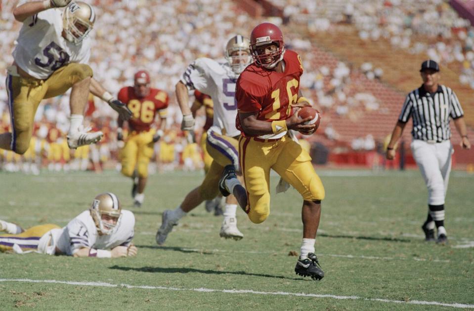 USC quarterback Rodney Peete runs for a touchdown against Washington on Oct. 15, 1988, at the Coliseum.