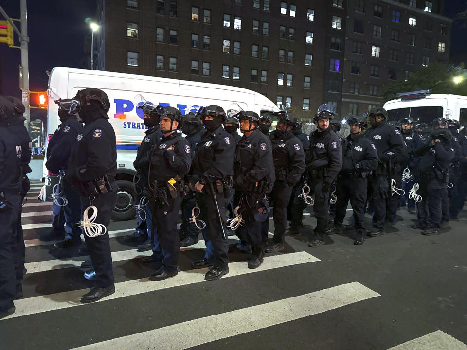 Efectivos del grupo de respuesta estratégica del Departamento de Policía de la Ciudad de Nueva York, en el exterior del principal acceso a la Universidad de Columbia, en Nueva York, el 26 de abril de 2024, mientras los manifestantes siguen sus protestas contra la guerra entre Israel y Hamás. (AP Foto/Aaron Morrison)