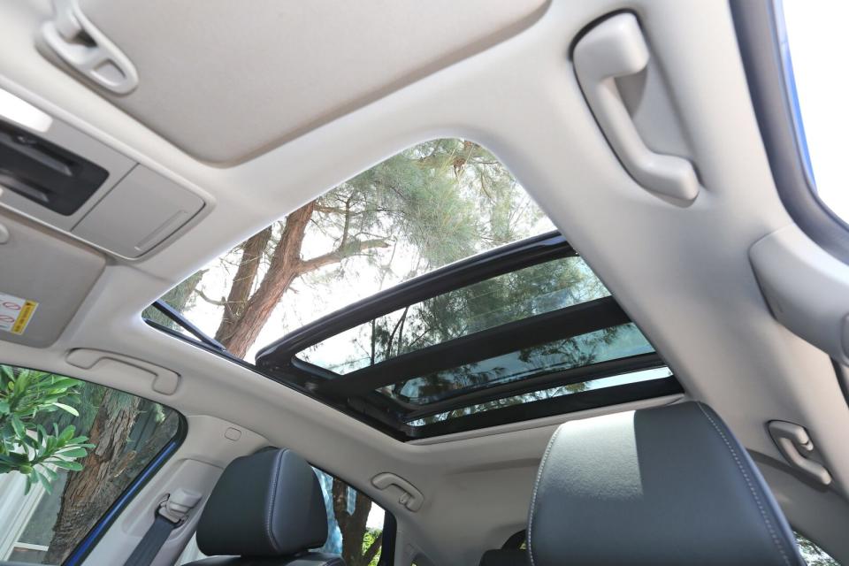 為車內乘員帶來明亮空闊感的全景式電動天窗也沒缺席。