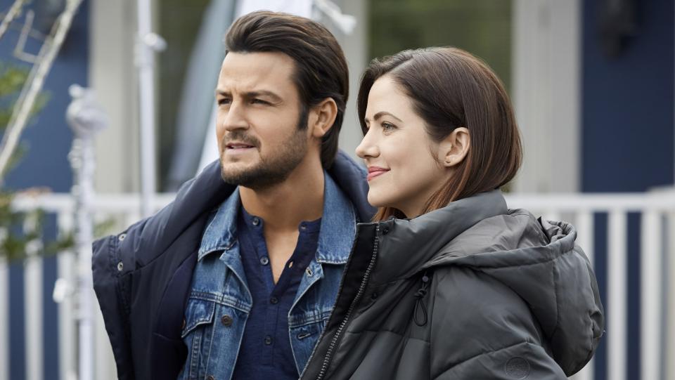 Tyler Hynes, Julie Gonzalo, Flip That Romance, 2019 